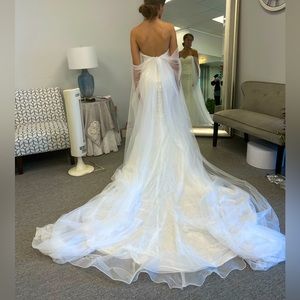 Carries Bridal Dress Chantilly Lace strapless off the shoulder tulle sleeves